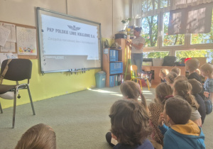 Dzieci szykują się do oglądania prezentacji multimedialnej.