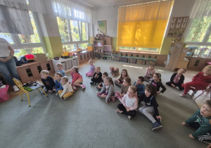 Wspólne zdjęcie dzieci na dywanie.