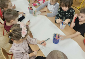 Wspólna praca dzieci.