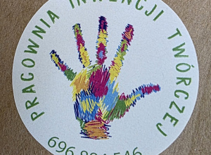 Logo Pracowni Inwencji Twórczej, kolorowy odcisk dłoni.