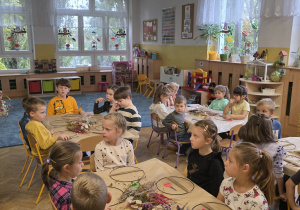 Pani Kasia (prowadząca warsztaty) wita się ze wszystkimi dziećmi i opowiada o tematyce dzisiejszego spotkania.