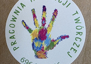 Logo Pracowni Inwencji Twórczej, kolorowy odcisk dłoni.