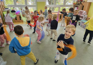 Improwizacja z kolorowymi chustami.
