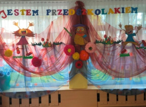 Dekoracja okolicznościowa w sali Motylków z okazji Pasowania na Przedszkolaka.