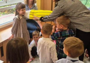 Pani Dyrektor pasuje dziewczynkę z grupy Ważki na przedszkolaka.