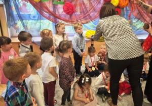 Pani Dyrektor pasuje chłopca z grupy Pszczółki na przedszkolaka.