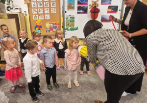 Pani Dyrektor pasuje dziewczynkę z grupy Motylki na przedszkolaka.