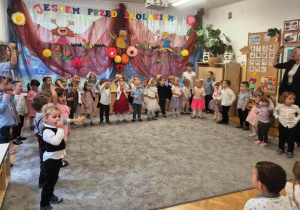 Piosenka o przedszkolaczku prezentowana przez wszystkie dzieci, które mają przystąpić do pasowanie na przedszkolaka.