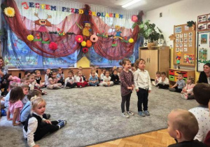 Dwoje dzieci z najmłodszej grupy recytuje wiersz.