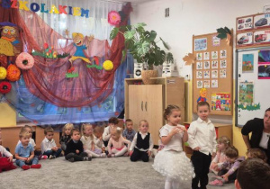 Recytacja wiersza w wykonaniu dwóch Motylków.