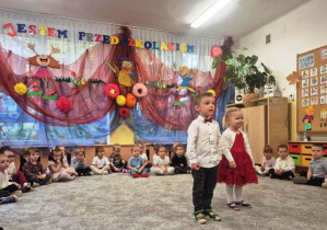 Dzieci recytują wierszyk.