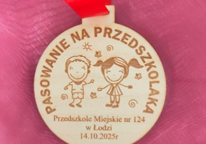 Wzór medalu jaki otrzymały wszystkie "pasowane na przedszkolaka" dzieci.