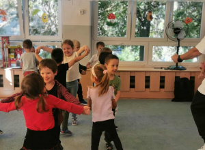 Pokaz kroków cza czy w parach.