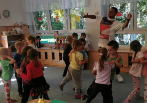 Dzieci ćwiczą kroki cza czy w parach.