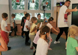 Dzieci uczą się podstawowych kroków cza czy.