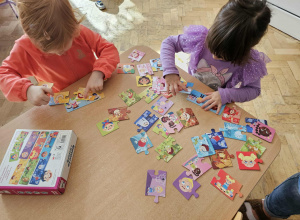 Dziewczynki układają puzzle.