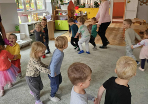 Zabawy ruchowe w parach.