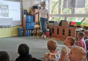 Dzieci rozwiązują zagadki dotyczące kolei.