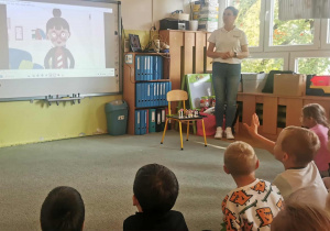 Dzieci oglądają film edukacyjny "Bezpieczny przejazd."