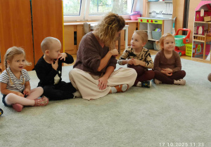 Chłopiec rozmawia z nauczycielem w kole.