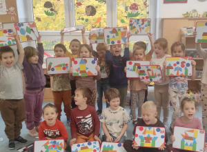 dzieci prezentują swoje prace