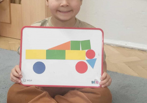 Chłopiec i wyścigówka.