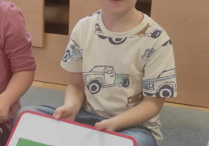 Chłopiec i kompozycja z figur geometrycznych.