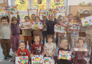 Dzieci prezentują swoje prace.