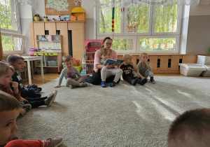 Głośne czytanie w kole przed obiadem, to grupowa tradycja.