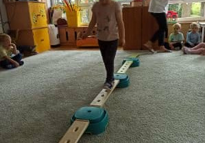 Dziewczynka spaceruje po równoważni.