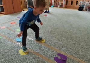 Skaczemy po torze przeszkód.