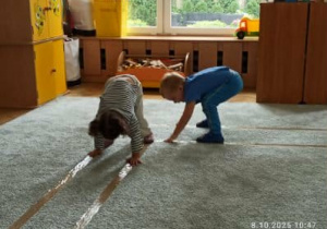 Dzieci chodzą jak niedźwiedzie.