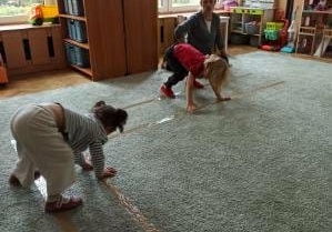 Dzieci ćwiczą ruch dostawny.