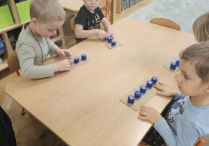 Ćwiczymy nasze rączki.