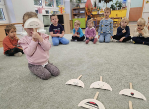 Dziewczynka pokazuje swój nastrój.