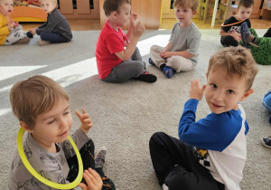 Zabawa budująca więzi w grupie.