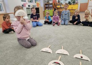 Pokazywanie swojego nastroju przy pomocy masek.