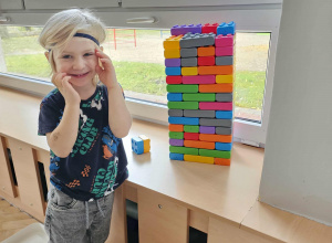 Chłopiec i jego budowla z klocków.