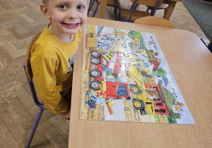 Chłopiec ułożył puzzle.