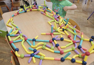 Chłopcy budują tunel.