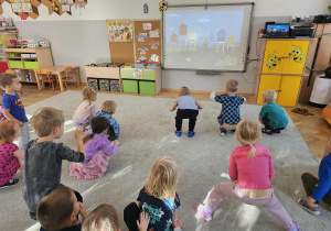 Zabawy ruchowe z wykorzystaniem tablicy interaktywnej.