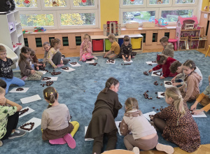 Dzieci wykonują różnorodne zadania wykorzystując przy tym kasztany.