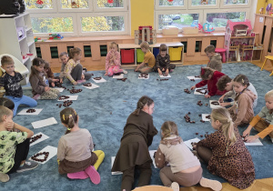 Dzieci wykonują różnorodne zadania wykorzystując przy tym kasztany.