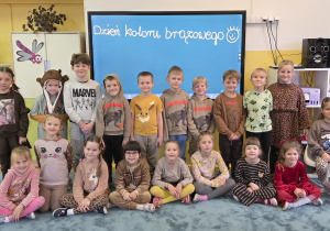 Zdjęcie grupowe dzieci na pamiątkę dnia koloru brązowego.