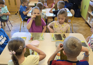 Dzieci poznają dotykiem i węchem wodorosty.