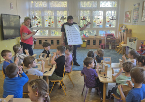 Dzieci ćwiczą jedzenie pałeczkami.