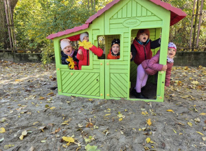 Dzieci bawią się w domku.