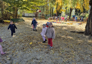 Dziewczynki chodzą po ogrodzie.