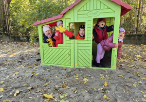 Dzieci bawią się w ogrodzie w domku.