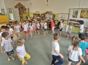 Dzieci rozgrzewają się przed ćwiczeniami.